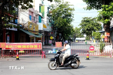 Phong tỏa, lập chốt gác kiểm soát người ra vào khu vực có trường hợp dương tính với SARS- CoV-2 tại Quảng Ngãi. (Ảnh: Lê Ngọc Phước/TTXVN)