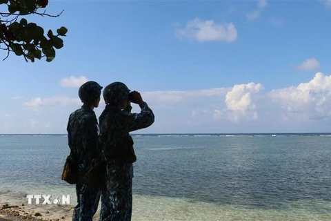 Chiến sỹ trẻ tuần tra trên đảo Sơn Ca. (Ảnh: Sỹ Tuyên/TTXVN)