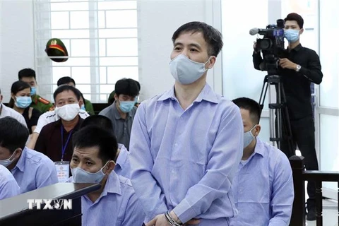 Bị cáo Lê Bá Dũng (nguyên cán bộ đội Thanh tra giao thông vận tải quận Hoàng Mai, Hà Nội) khai báo trước tòa trong phiên xử ngày 11/5. (Ảnh: Phạm Kiên/TTXVN)