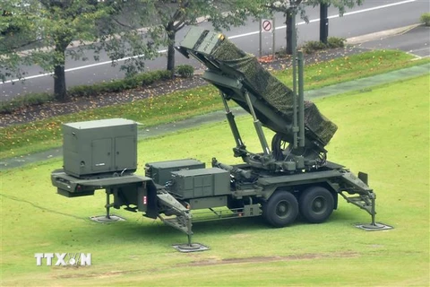 Tên lửa đất đối không PAC3 được lắp đặt tại trụ sở Bộ Quốc phòng Nhật Bản ở Tokyo. (Ảnh: AFP/TTXVN)