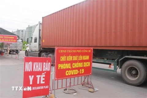 Chốt kiểm soát phòng, chống dịch COVID-19 cầu Đá Bạc giáp ranh giữa thành phố Uông Bí (Quảng Ninh) với thành phố Hải Phòng mỗi ngày có hàng nghìn lượt người và phương tiện lưu thông. (Ảnh: Thanh Vân/TTXVN)