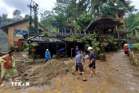 Người dân làm du lịch cộng đồng tại bản Cát Cát (Sa Pa) khắc phục hậu quả do mưa lũ gây ra. (Ảnh: Quốc Khánh/TTXVN) 