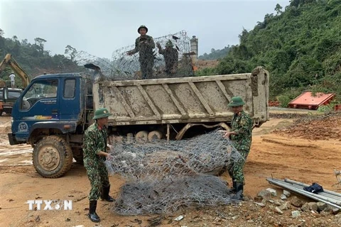 Cán bộ, chiến sỹ Bộ chỉ huy Quân sự tỉnh Thừa Thiên-Huế chuẩn bị rọ đá để sẵn sàng nắn dòng suối Rào Trăng tìm kiếm nạn nhân. (Ảnh: TTXVN phát)