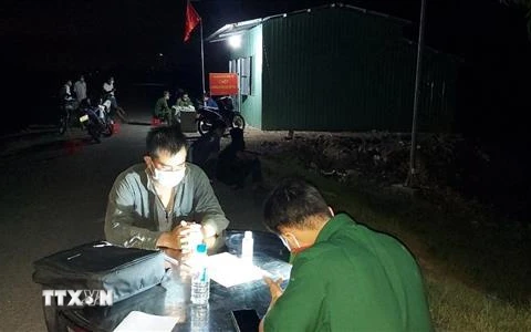 Đối tượng buôn lậu tại Tây Ninh bị cơ quan chức năng bắt giữ. (Ảnh: Thanh Tân/TTXVN)