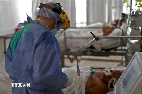 Nhân viên y tế điều trị cho bệnh nhân COVID-19 tại bệnh viện ở Cordoba, Argentina, ngày 6/7/2021. (Ảnh: AFP/TTXVN)