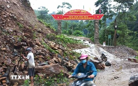 Mưa lớn gây sạt lở đất nhiều tuyến đường tỉnh lộ trên địa bàn huyện Xín Mần (Hà Giang). (Ảnh: Trọng Toan/TTXVN phát)