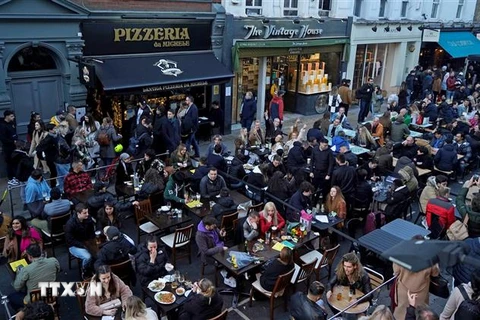 Thực khách dùng bữa tại một nhà hàng ở London, Anh. (Ảnh: AFP/TTXVN)