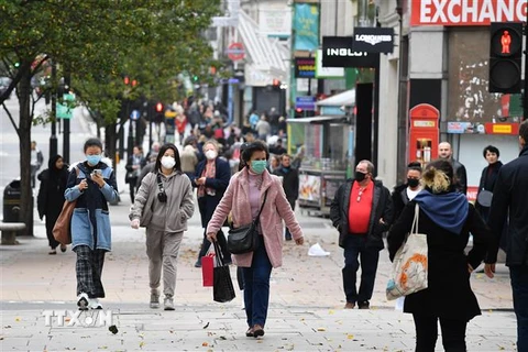 Người dân đeo khẩu trang phòng dịch COVID-19 tại London, Anh ngày 1/11/2020. (Ảnh: AFP/TTXVN)