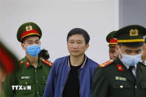 Cảnh sát dẫn giải bị cáo Trịnh Xuân Thanh trong phiên xử chiều 15/3. (Ảnh: Doãn Tấn/TTXVN)
