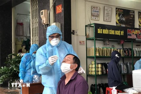 Lực lượng chức năng tỉnh Gia Lai tiến hành lấy mẫu xét nghiệm có liên quan đến các trường hợp dương tính với SARS-CoV-2. (Ảnh: Quang Thái/TTXVN)