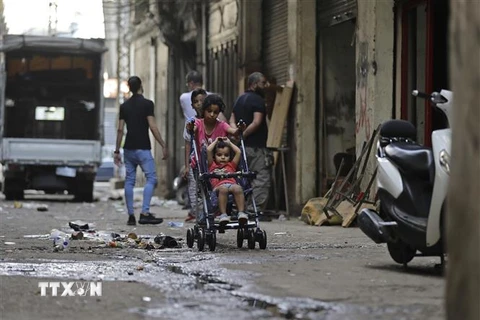 Trẻ em tại khu vực Bab al-Tabbaneh, thành phố Tripoli, Liban ngày 3/6/2020. (Ảnh: AFP/ TTXVN)