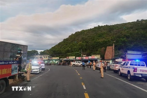 Cảnh sát giao thông thành phố Đà Nẵng bàn giao đoàn người cho Cảnh sát giao thông tỉnh Thừa Thiên-Huế tiếp tục hỗ trợ. (Ảnh: TTXVN phát)