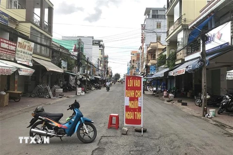 Các cửa hàng kinh doanh hàng hóa không thiết yếu tại Vĩnh Long tạm đóng cửa đảm bảo công tác phòng, chống dịch. (Ảnh: Lê Thúy Hằng/TXVN)