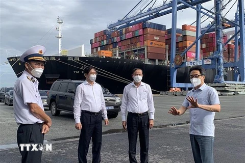 Phó Thủ tướng Chính phủ Vũ Đức Đam và đoàn công tác Trung ương kiểm tra tình hình phòng, chống dịch COVID-19 tại Cảng Quốc tế Tân Cảng-Cái Mép (TCIT). (Ảnh: Hoàng Nhị/TTXVN)