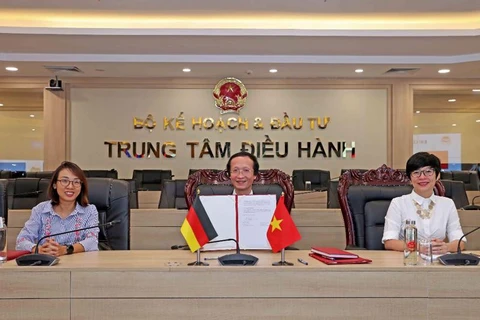 Ông Phạm Hoàng Mai ký kết Biên bản tại điểm cầu Bộ Kế hoạch và Đầu tư. (Nguồn: Vneconomy)