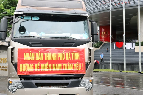 Chiếc xe chở hàng thiết yếu của người dân Hà Tĩnh gửi đáo tại cơ sở Đại học Quốc tế Hồng Bàng. 