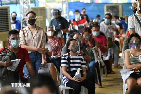 Người dân đợi tiêm vaccine ngừa COVID-19 tại Mandaluyong, ngoại ô Manila, Philippines, ngày 15/7/2021. (Ảnh: AFP/TTXVN)
