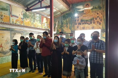 Các đại biểu dâng hương, hoa tưởng niệm các Anh hùng liệt sỹ hy sinh vì nền độc lập tự do của người dân hai nước Việt Nam - Lào tại chùa Phật Tích ở thành phố Luang Prabang. (Ảnh: TTXVN/phát)