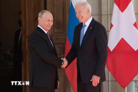 Tổng thống Mỹ Joe Biden (phải) và Tổng thống Nga Vladimir Putin (trái) trong cuộc gặp tại Geneva, Thụy Sĩ, ngày 16/6/2021. (Ảnh: AFP/TTXVN)