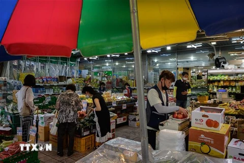 Người dân mua sắm tại một khu chợ ở Seoul, Hàn Quốc ngày 22/7/2020. (Ảnh: AFP/TTXVN)
