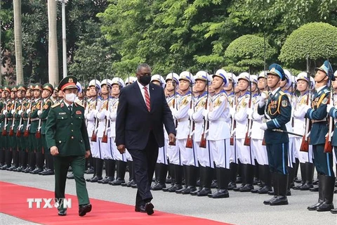 Đại tướng Phan Văn Giang, Bộ trưởng Quốc phòng và Bộ trưởng Quốc phòng Hoa Kỳ Lloyd Austin duyệt đội danh dự QĐND Việt Nam tại lễ đón. (Ảnh: Trọng Đức/TTXVN)