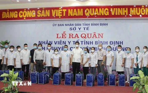 Lãnh đạo tỉnh Bình Định động viên, tiễn 2 đoàn công tác tỉnh Bình Định tham gia chống dịch tại Thành phố Hồ Chí Minh và Bình Dương. (Ảnh: TTXVN phát)