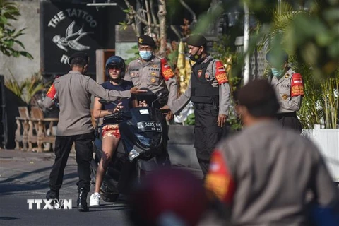 Cảnh sát kiểm tra các phương tiện để phòng dịch COVID-19 tại Bali, Indonesia, ngày 19/7/2021. (Ảnh: THX/TTXVN)