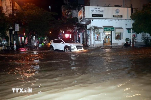 Nhiều tuyến đường tại thành phố Nam Định ngập sâu sau cơn mưa lớn kéo dài. (Ảnh: Văn Đạt/TTXVN)