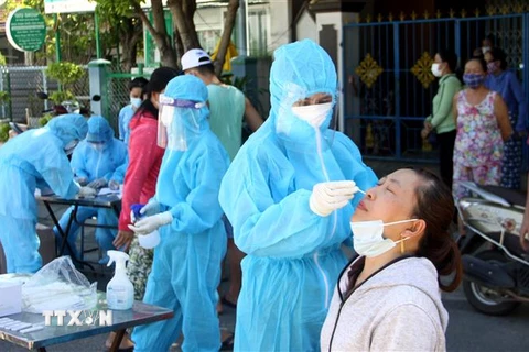 Lực lượng Y tế lấy mẫu test nhanh cho người dân trong khu vực nhà bệnh nhân sinh sống tại Quảng Nam. (Ảnh: Phước Tuệ/TTXVN)