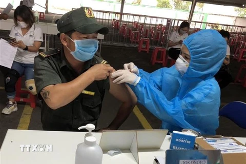 Tiêm vaccine cho công nhân Khu Công nghiệp Thạnh Lộc, Kiên Giang. (Ảnh: TTXVN phát)