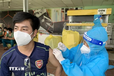 Đội ngũ y bác sỹ Bệnh viện Lê Văn Thịnh, thành phố Thủ Đức thực hiện tiêm chủng cho lực lượng tuyến đầu tại Khu cách ly Ký túc xá Trường Cao đẳng Công thương Thành phố Hồ Chí Minh. (Ảnh: TTXVN phát)