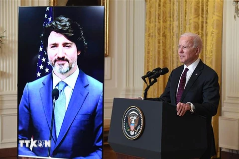 Tổng thống Mỹ Joe Biden (phải) và Thủ tướng Canada Justin Trudeau tại cuộc họp trực tuyến ngày 23/2/2021. (Ảnh: AFP/TTXVN)