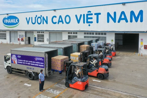 Các chuyến xe với thông điệp 'Tuyến đầu khỏe mạnh, vì Việt Nam khỏe mạnh' đã đồng loạt khởi hành mang món quà của nhân viên Vinamilk gửi đến tuyến đầu.