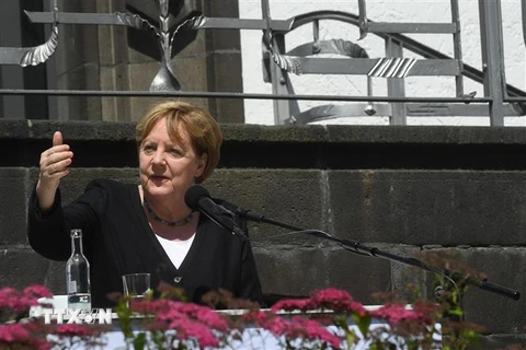 Thủ tướng Đức Angela Merkel phát biểu với báo giới trong chuyến thị sát làng Schuld, bang Rhineland-Palatinate, nơi xảy ra lũ lụt nghiêm trọng, ngày 18/7. (Ảnh: AFP/TTXVN)