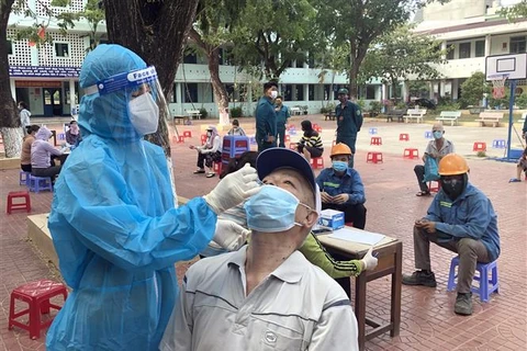 Test nhanh SARS-CoV-2 cho người cao tuổi ở phường Lý Thường Kiệt, thành phố Quy Nhơn. (Ảnh: Nguyên Linh/TTXVN)