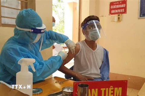 Tiêm vaccine cho người cao tuổi, cán bộ về hưu tại huyện Chơn Thành, Bình Phước. (Ảnh: TTXVN phát)