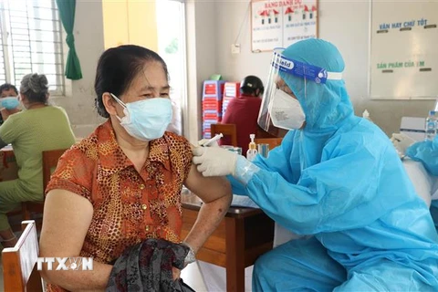 Nhân viên y tế tiêm vaccine phòng COVID-19 cho người dân Long An. (Ảnh: Bùi Giang/TTXVN)
