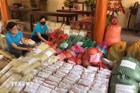 Hội viên phụ nữ trên địa bàn tỉnh Thanh Hóa quyên góp, ủng hộ lương thực thực phẩm để tổ chức nấu cơm phát miễn phí nhằm chia sẻ khó khăn với những người đang cách ly tập trung. (Ảnh TTXVN phát)