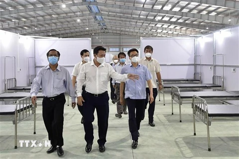 Phó Thủ tướng Vũ Đức Đam kiểm tra công tác phòng, chống dịch tại Bệnh viện Dã chiến số 1 (tại Khu công nghiệp Thành Thành Công, thị xã Trảng Bàng, tỉnh Tây Ninh). (Ảnh: Diệp Trương/TTXVN)