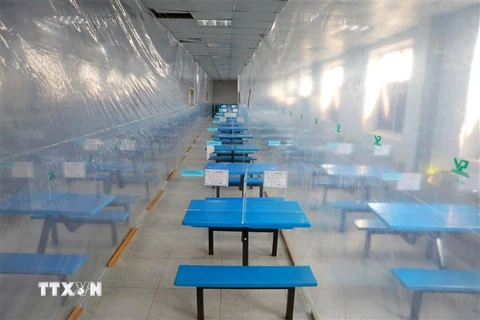 Phòng ăn có vách ngăn để phòng, chống dịch tại Công ty TNHH Vina Solar Technology, khu công nghiệp Vân Trung, huyện Việt Yên, Bắc Giang. (Ảnh: Danh Lam/TTXVN)
