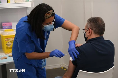 Nhân viên y tế tiêm vaccine phòng dịch COVID-19 cho người dân ở Barcelona, Tây Ban Nha ngày 26/4/2021. (Ảnh: AFP/TTXVN)