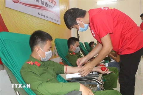 Lực lượng vũ trang tham gia hiến máu tình nguyện tại Cao Bằng. (Ảnh: Chu Hiệu/TTXVN)