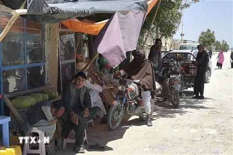 Các tay súng Taliban tại một khu chợ ở huyện Andar ở tỉnh Ghazni, Afghanistan, ngày 3/6/2021. (Ảnh: AFP/TTXVN)