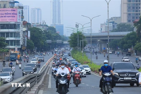 Người dân di chuyển trên đường phố Hà Nội trong thời gian giãn cách. (Ảnh: Tuấn Anh/TTXVN)