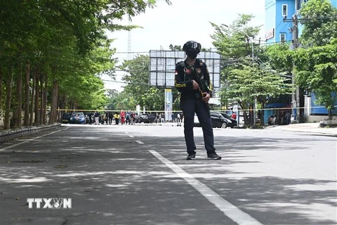 Cảnh sát Indonesia phong tỏa hiện trường vụ đánh bom liều chết tại nhà thờ ở thành phố Makassar, tỉnh Nam Sulawesi, ngày 28/3/2021. (Ảnh: THX/TTXVN)