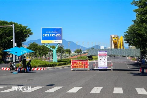 Các chốt chặn ở các tuyến đường chính trên địa bàn thành phố Đà Nẵng để kiểm tra người và phương tiện lưu thông. (Ảnh: Trần Lê Lâm/TTXVN)