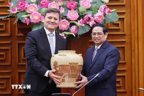 Thủ tướng Phạm Minh Chính tặng quà lưu niệm cho Đại sứ Wojciech Gerwel. (Ảnh: Dương Giang/TTXVN)