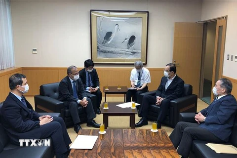 Đại sứ Vũ Hồng Nam hội kiến Chủ tịch Đảng Cộng sản Nhật Bản Shii Kazuo. (Ảnh: Hải Điệp/Nhật Bản)