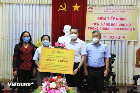 Đại diện Tập đoàn T&T Group trao tặng gói trang thiết bị, vật tư y tế trị giá trên 25 tỷ đồng cho ông Dương Tấn Hiển, Phó Chủ tịch Thường trực UBND TP Cần Thơ (thứ hai từ phải sang). (Nguồn: Vietnam+)