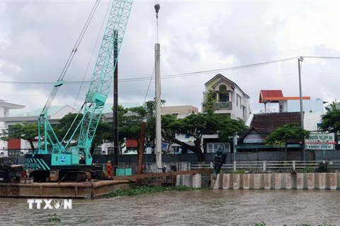 Thi công xây dựng bờ kè sông Kinh Nhánh trên địa bàn thành phố Rạch Giá, Kiên Giang. (Ảnh: Lê Huy Hải/TTXVN)